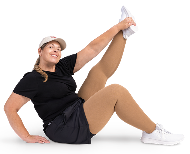 Frau beim Stretching mit flachgestrickten Ofa Kompressionsstrümpfen.