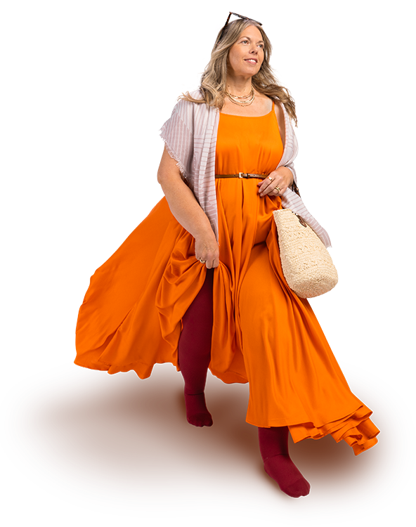 Frau im Sommerkleid mit klimaregulierenden, geruchshemmenden Strümpfen.